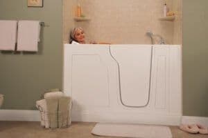 Toni_in_Tub_SideShot_3H0A0429_MidSize